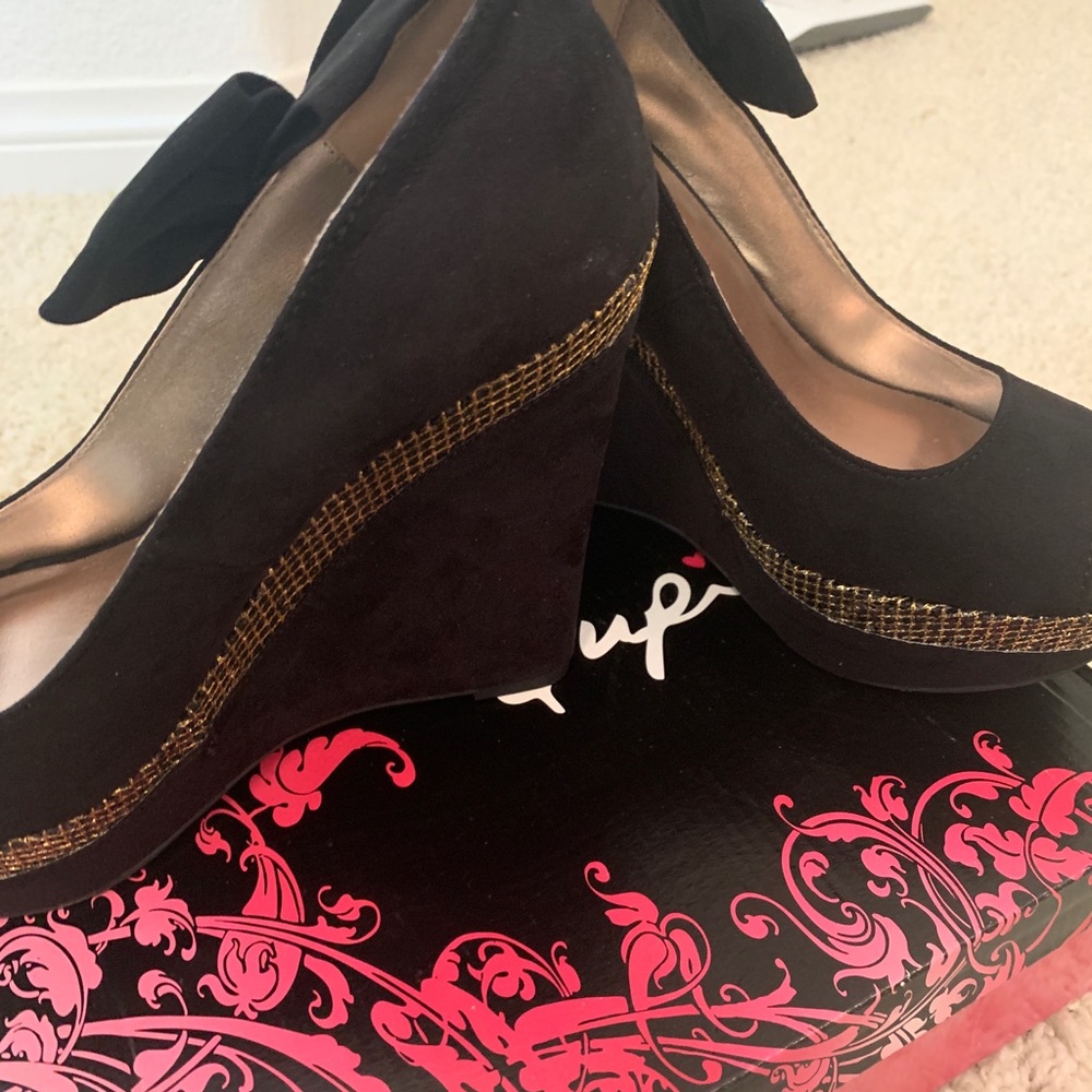 Black Wedges